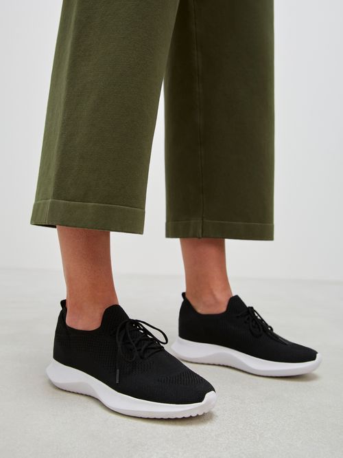 Tênis com Cadarço Preto