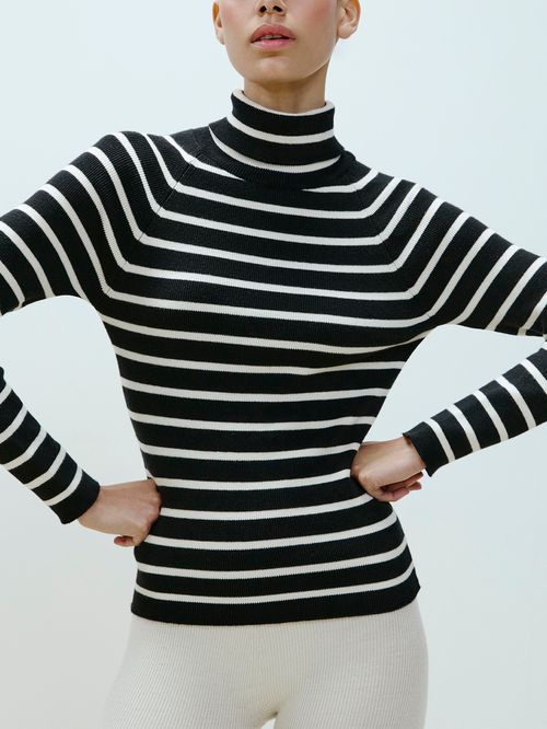 Suéter Listrado Gola Alta Preto