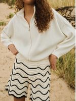 Shorts feminino de tricô bicolor em ponto Ondas, da Anselmi