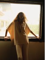 Blusa longa feminina de tricô com gola polo e manga curta, da Anselmi