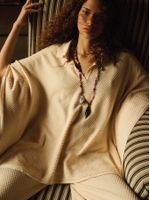 Blusa longa feminina de tricô com gola polo e manga curta, da Anselmi
