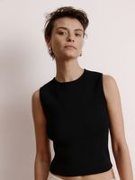 Regata cropped feminina de tricô em ponto nervura com decote careca, da Anselmi