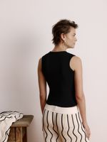 Regata cropped feminina de tricô em ponto nervura com decote careca, da Anselmi