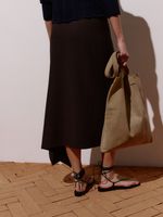 Saia midi feminina de tricô canelado com ponta assimétrica, da Anselmi