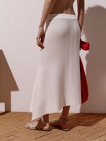 Saia midi feminina de tricô canelado com ponta assimétrica, da Anselmi