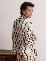 Casaco feminino de tricô bicolor em ponto Ondas com decote V, da Anselmi