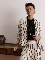 Casaco feminino de tricô bicolor em ponto Ondas com decote V, da Anselmi