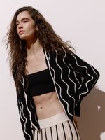 Casaco feminino de tricô bicolor em ponto Ondas com decote V, da Anselmi