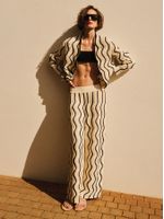 Calça pantalona feminina de tricô bicolor em ponto Ondas, da Anselmi