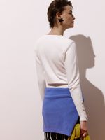 Blusa feminina de tricô 3D com detalhe em botões no punho, da Anselmi