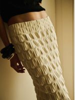 Saia midi feminina de tricô com relevo em ponto Origami, da Anselmi