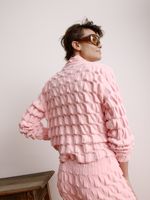 Casaco curto feminino de tricô com relevo em ponto Origami e decote V, da Anselmi