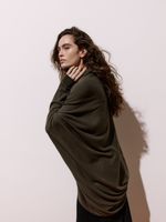 Casaco longo feminino de tricô 3D com silhueta cocoon, da Anselmi