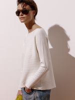 Blusa feminina de tricô 3D canelado com decote canoa e manga morcego, da Anselmi