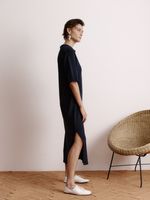 Vestido midi feminino de tricô com gola polo e manga curta, da Anselmi