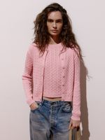 Blusa feminina de tricô com tranças em relevo e manga curta, da Anselmi