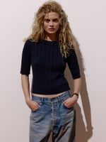 Blusa feminina de tricô com tranças em relevo e manga curta, da Anselmi