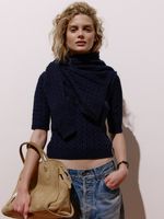 Blusa feminina de tricô com tranças em relevo e manga curta, da Anselmi